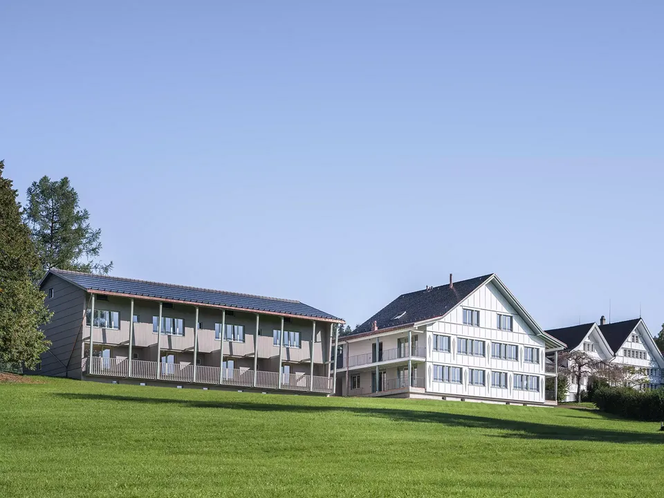 die neuen Wohnhäuser im Übergang von Dorf zu Landschaft