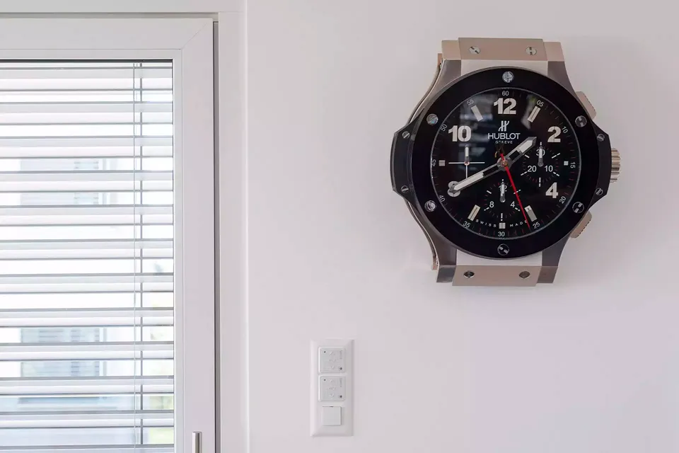 Schalter und Hublot-Uhr