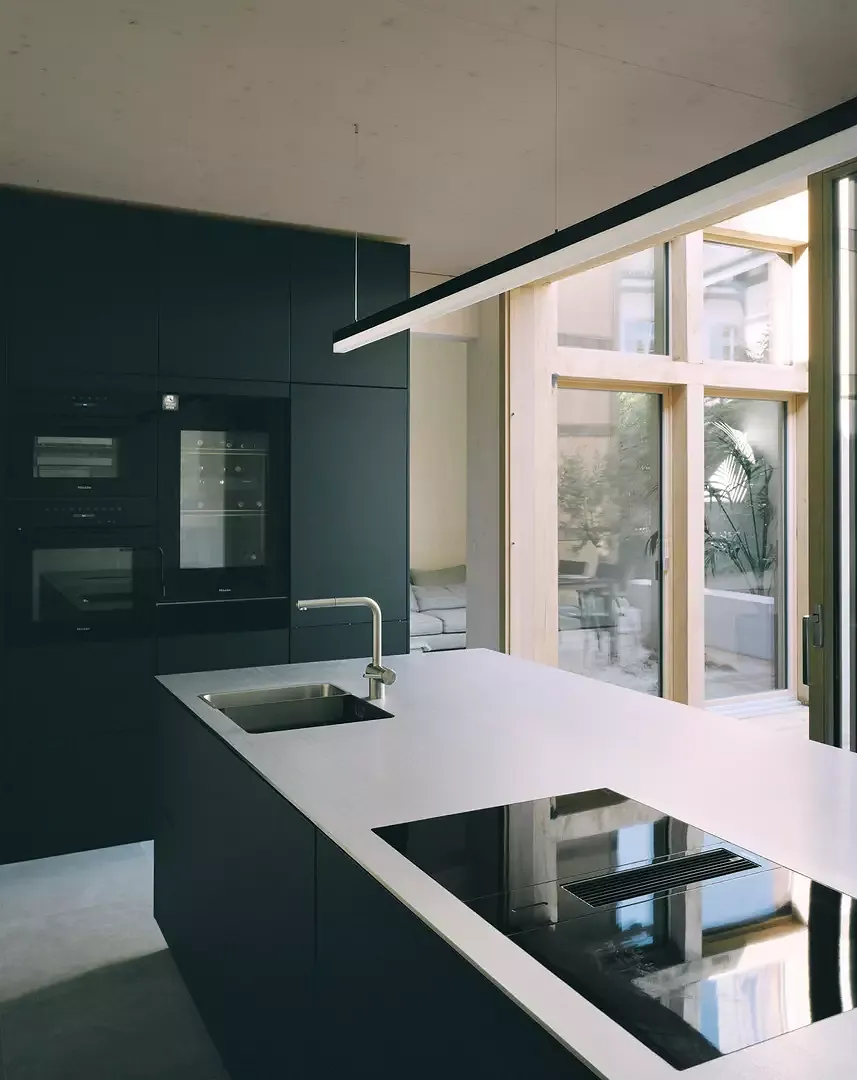 Cuisine avec vue sur la cour intérieure