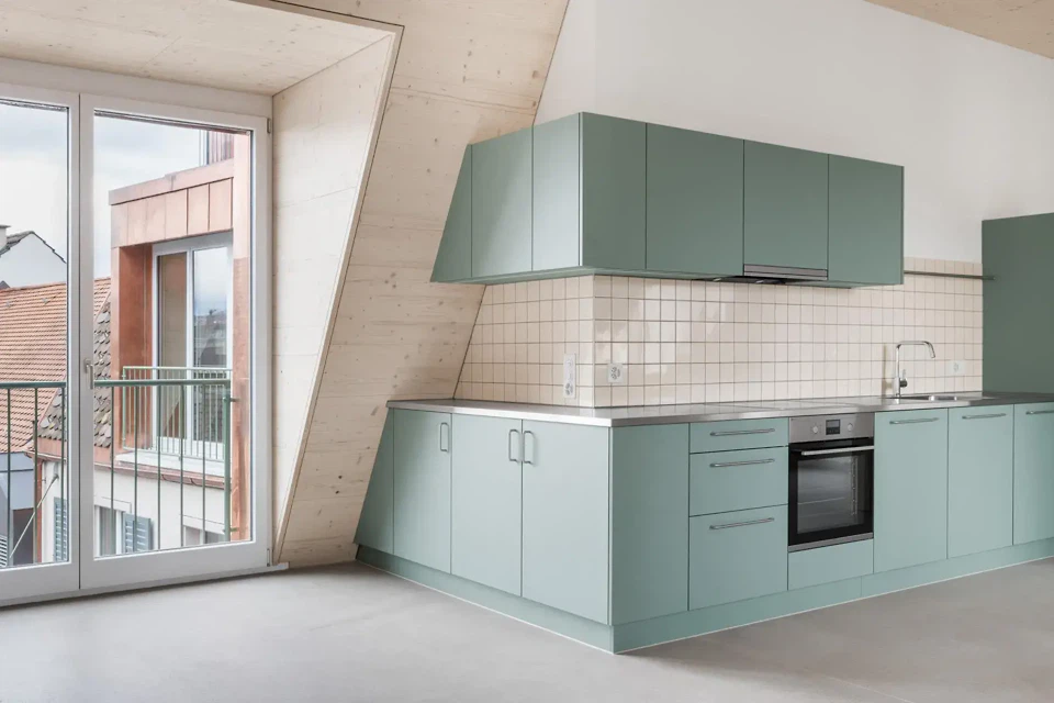 Cuisine ouverte sur le salon et vue depuis l'un des appartements mansardés.