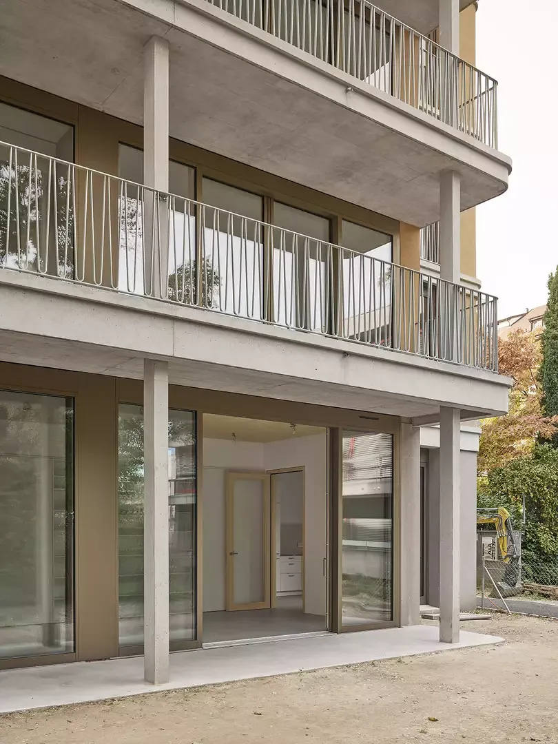 Salle commune qui donne sur la cour-jardin