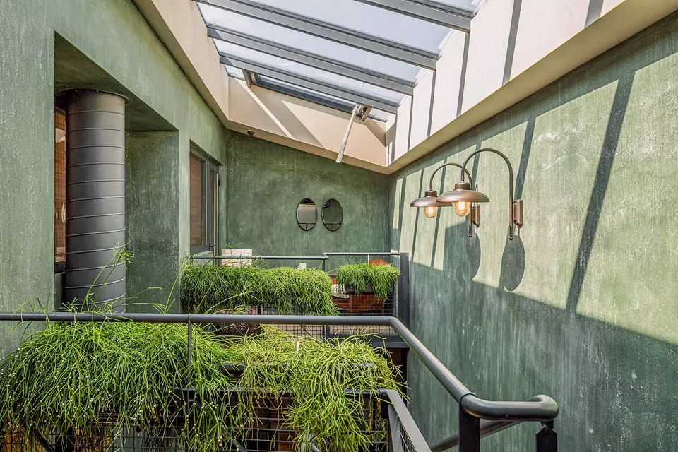 Dans le cadre des travaux, la cage d’escaliers métallique interne qui relie les étages a été rénovée et repeinte. Grâce à une toiture transparente, une lumière zénithale surplombe l’escalier éclairant naturellement l’axe de circulation.