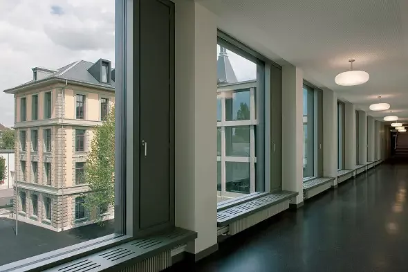 Couloir devant les salles de classe