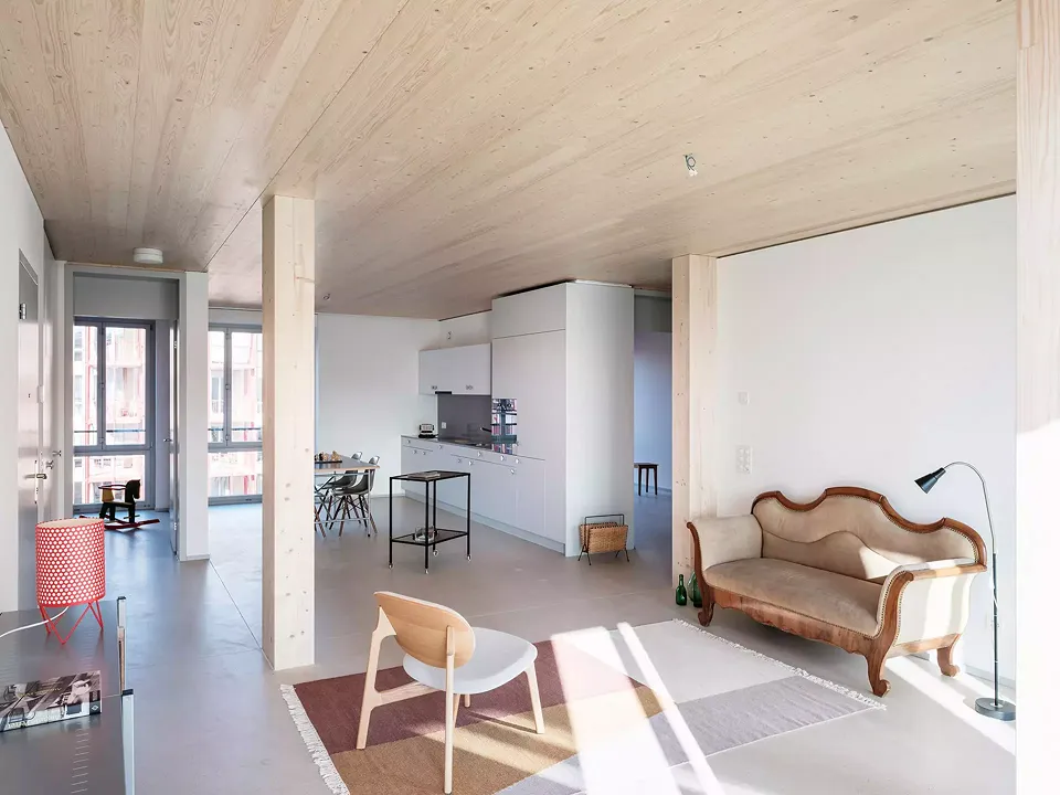 Holzelementdecken fassen den fliessenden Wohnraum