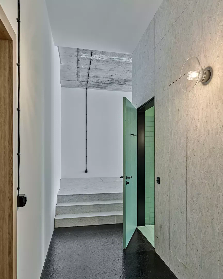 Die eingelassene Box erzeugt unterschiedliche Sphären im Raum.