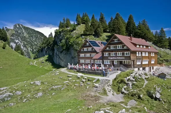 Blick aus Südwest auf das Berggasthaus, links der Bau Nord mit Sonnenkollektorenanlage auf dem Dach, rechts der Bau Süd mit Erweiterung nach Ost (hinten, kaum erkennbar)