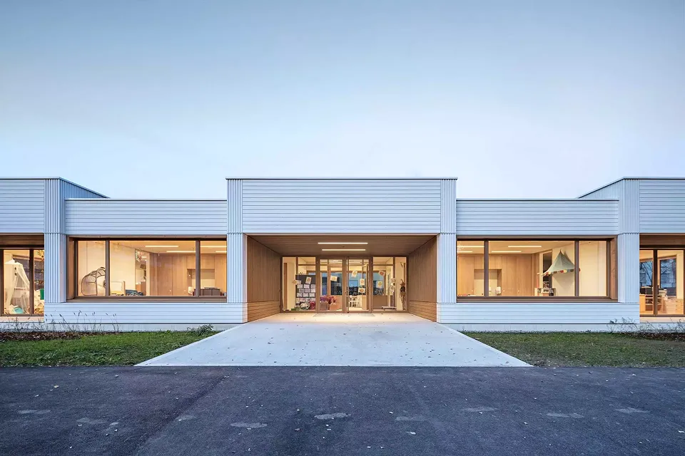 Doppelkindergarten in der Dämmerung