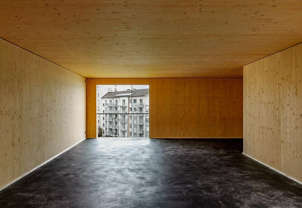 L’intérieur de l’édifice est habillé de panneaux trois plis. Ce matériau à la surface homogène accentue l’aspect brut du lieu. De même, les grandes fenêtres fabriquées sur mesure optimisent le confort et magnifient la vue sur l’extérieur.