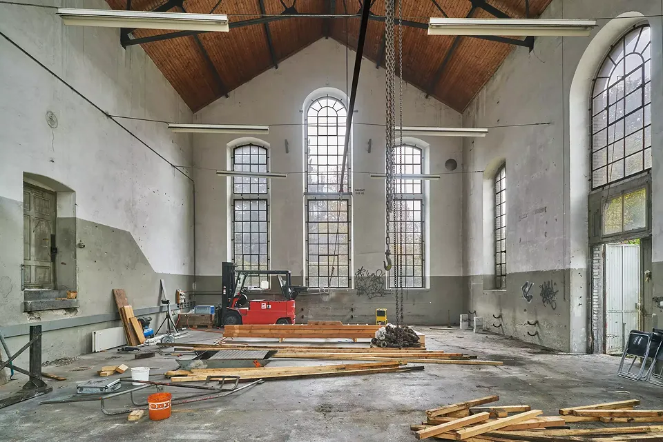 Hall d'usine juste avant l'installation de l'atelier