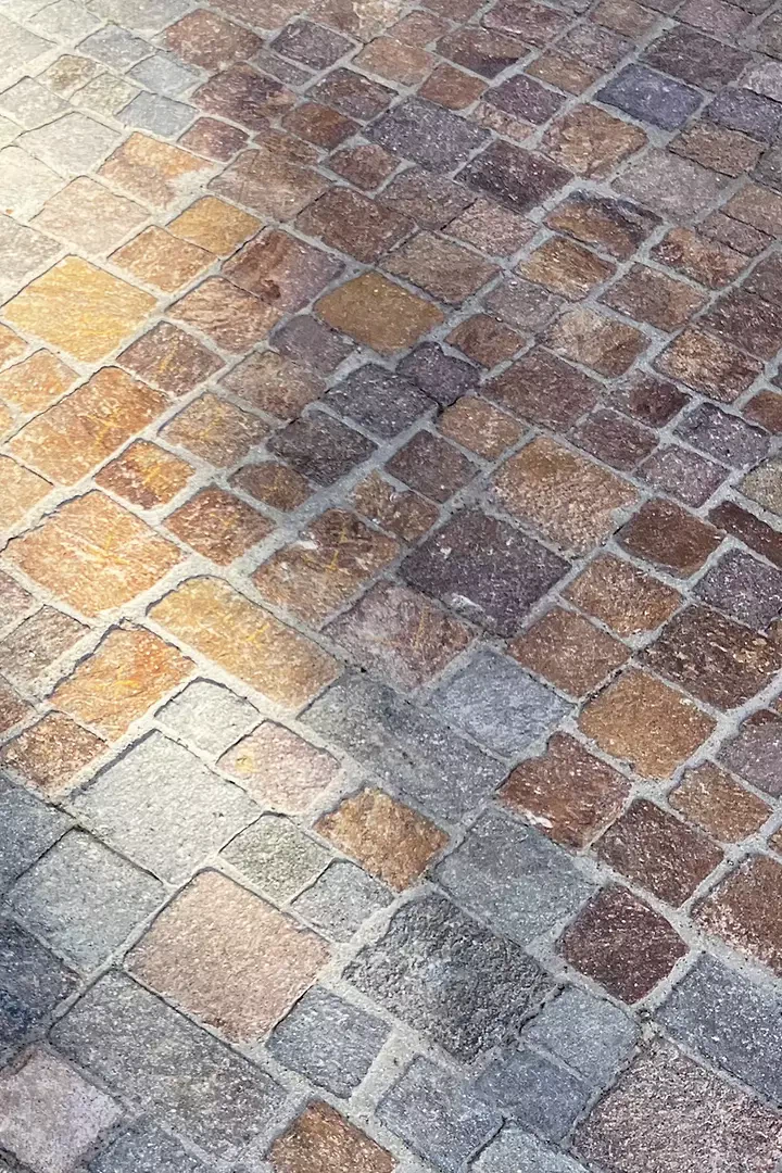 Die Zusammensetzung des Steinteppichs aus sechs Steinfarben und drei Steinsorten