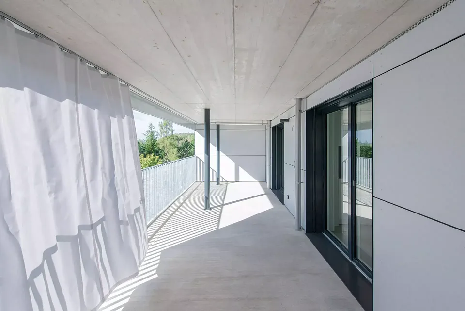 Balkon mit Vorhang