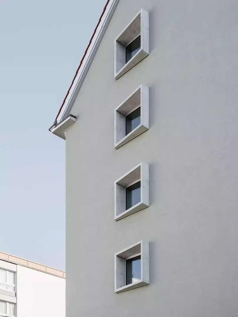 Neue Fenster in der Brandmauer