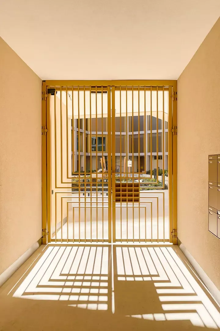Accès à la cour