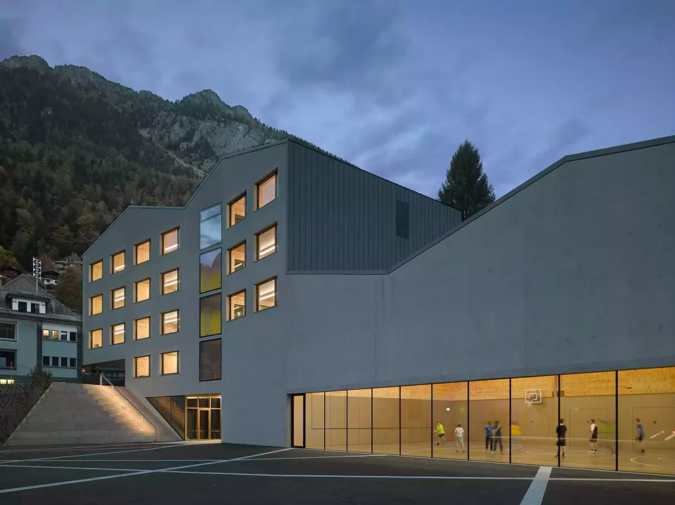 Südfassade Richtung Hof bei Nacht