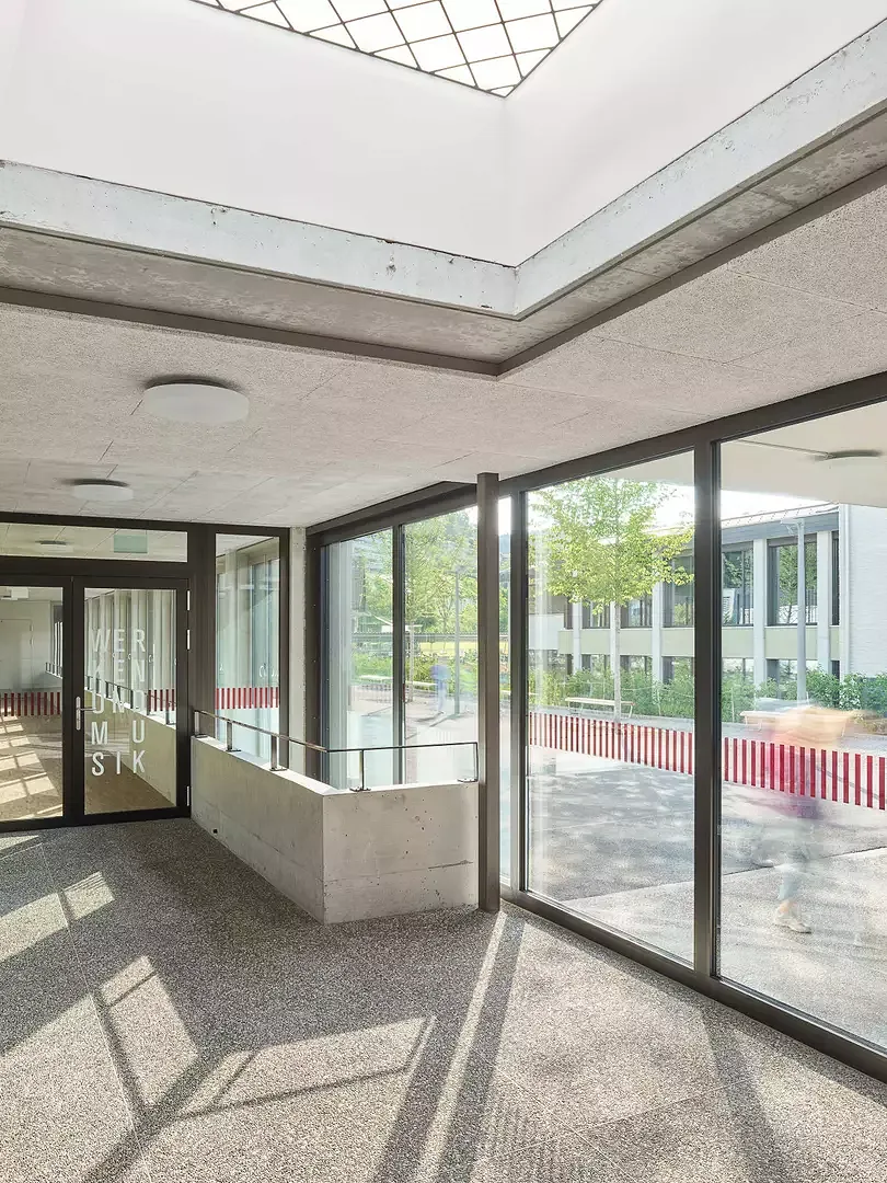 Sanierter Eingang Bestandsbau