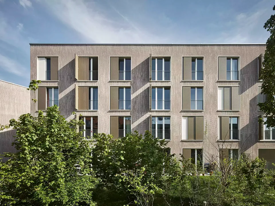 Die kompakten Baukörper wurden mit Aussenwänden aus einschaligem Mauerwerk errichtet
