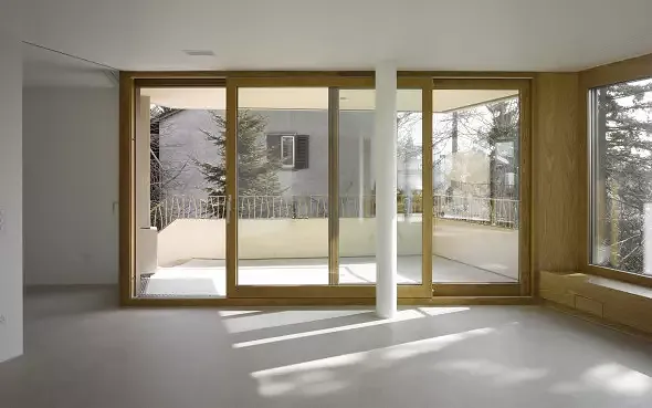 Blick Wohnzimmer 1.OG auf gedeckte Terrasse und Nachbarhaus