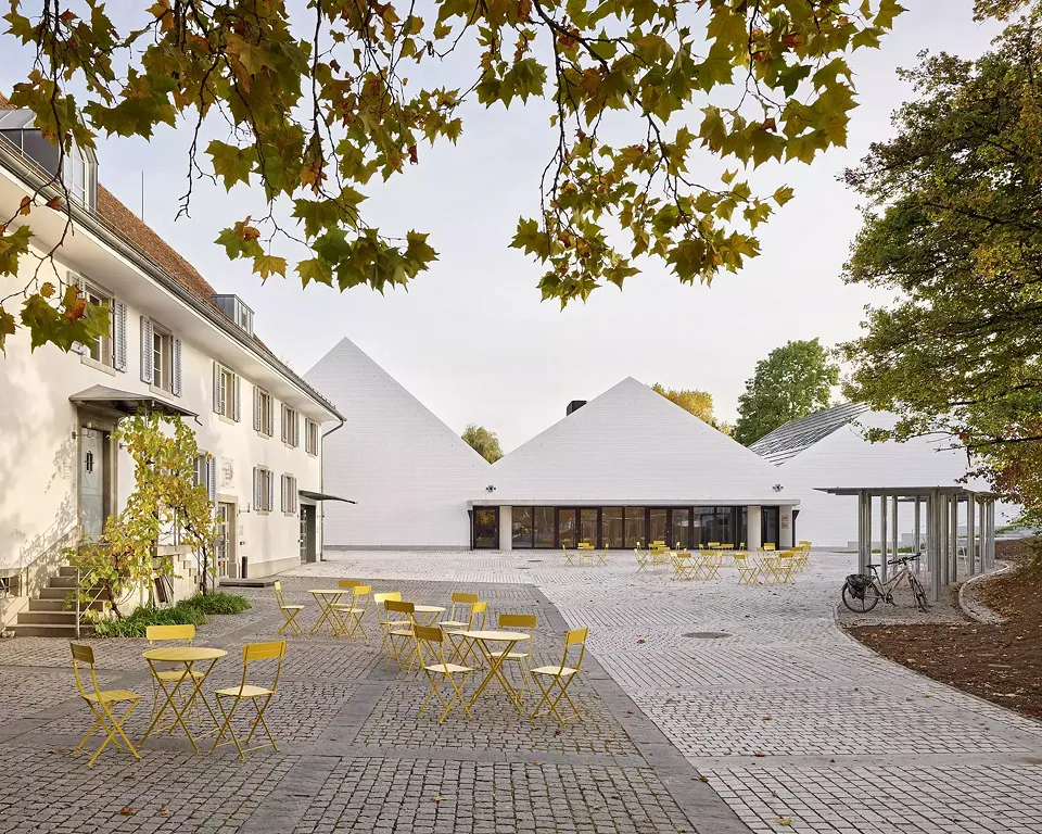 Parvis commun aux deux bâtiments                 salle