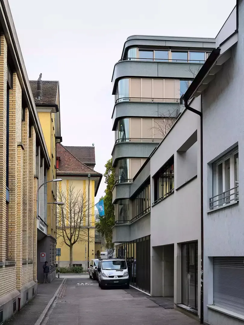 Die nach Westen orientierte, zerklüftete Gebäuderückseite umschliesst einen internen Hof.