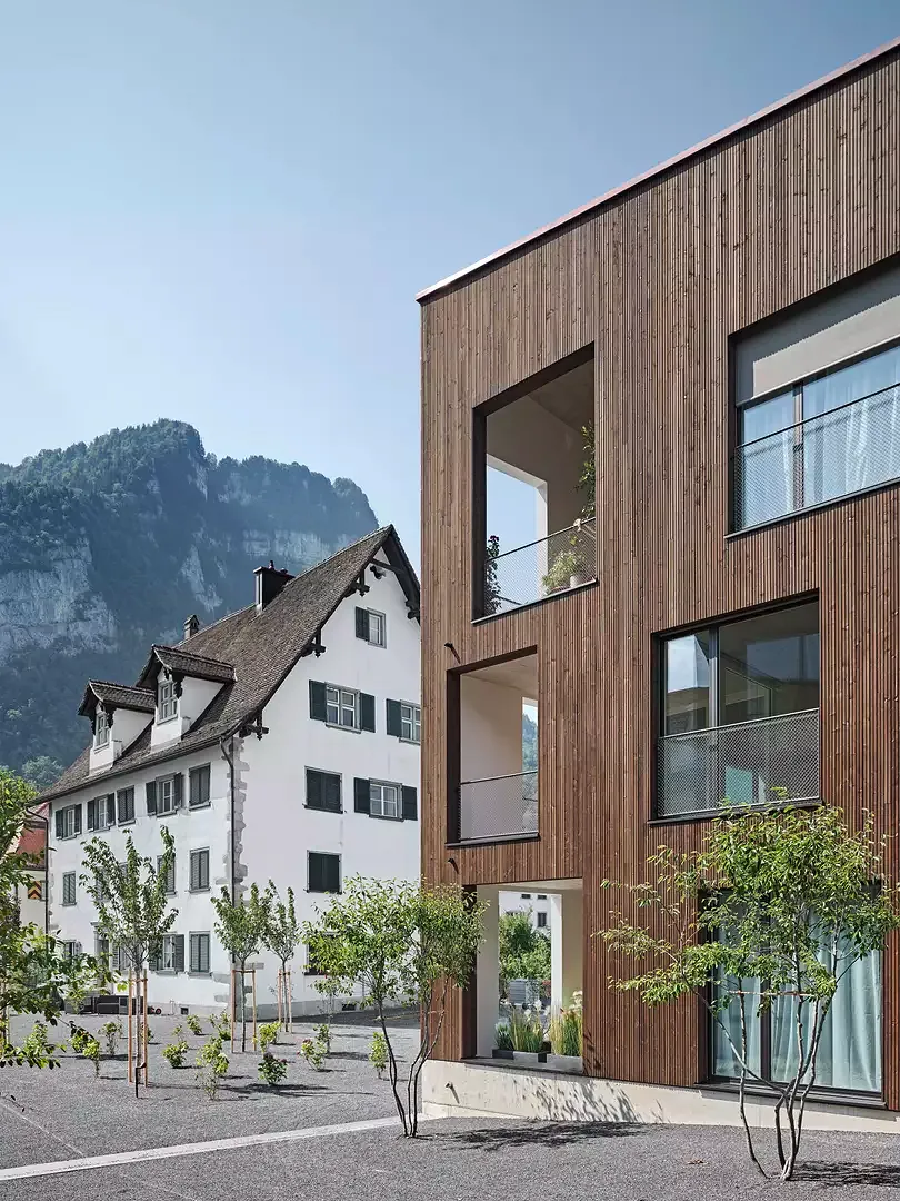Zum Hof mit Holzfassade