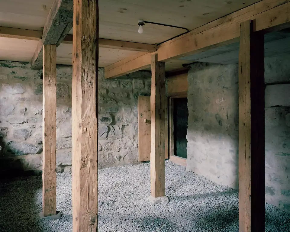 Les pierres de l’ancienne  cave ont été réutilisées pour sa reconstruction afin d’éviter au maximum le recours  à de nouveaux matériaux.