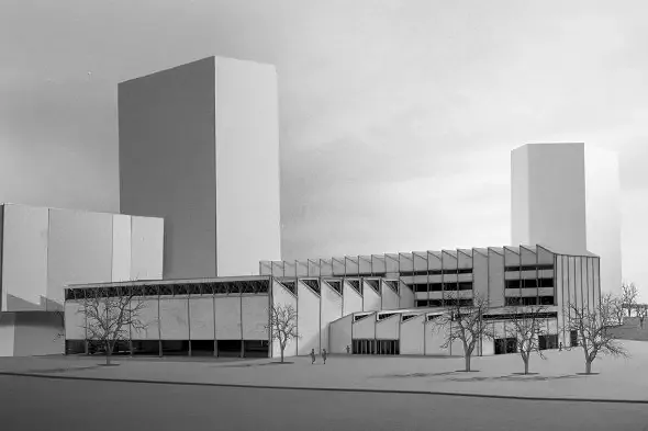Modellfotografie, Eingang von der Pfingstweidstrasse. Links die Turnhalle, rechts die Aula und Bibliothek. Im Hintergrund der Schultrakt