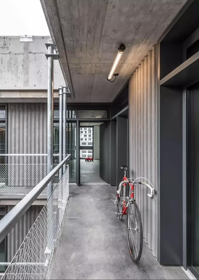 Die Hallenwohnungen werden über ein Atrium erschlossen und die Wohnungen darüber  über Laubengänge.