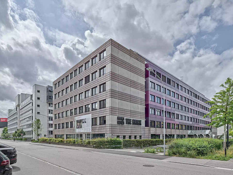 Blick auf «The Brick 80» von der Schärenmoosstrasse