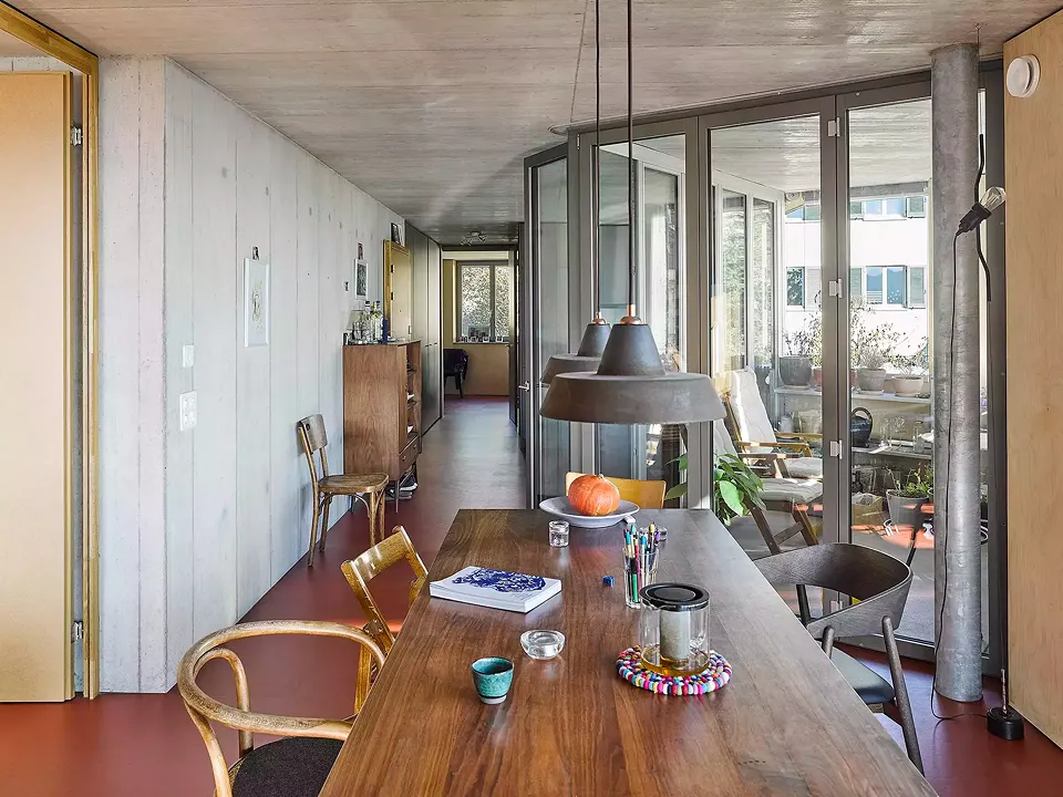 Lang, schmal, hell: Blick vom Wohnraum über die Küche zum Schlafzimmer in der südostseitigen Wohnung.