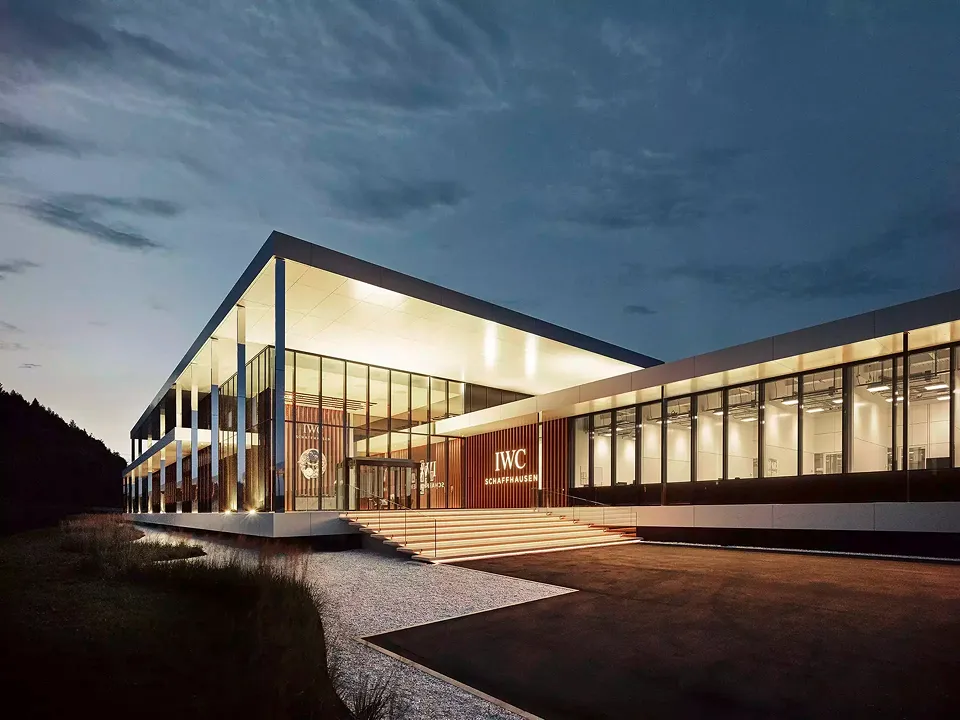 IWC Manufakturzentrum bei Nacht.
