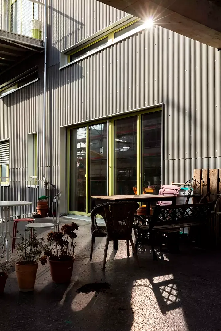 Rappelant le passé industriel du bâtiment,  une nouvelle enveloppe  en plaques de fibrociment recouvre des cadres de bois isolés et donne l’effet d’être à la fois «habitable  et confortable».