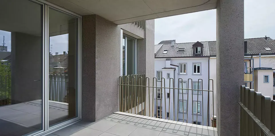 Balustrade à claire­voie: acier revêtu par poudre