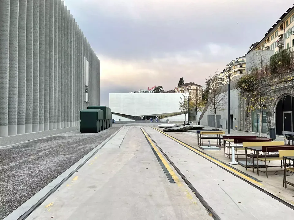 Le nouveau quartier  des arts prend forme  à Lausanne. À gauche, le MCBA nous guide vers le bâtiment conçu par Aires Mateus accueillant les deux nouveaux musées.