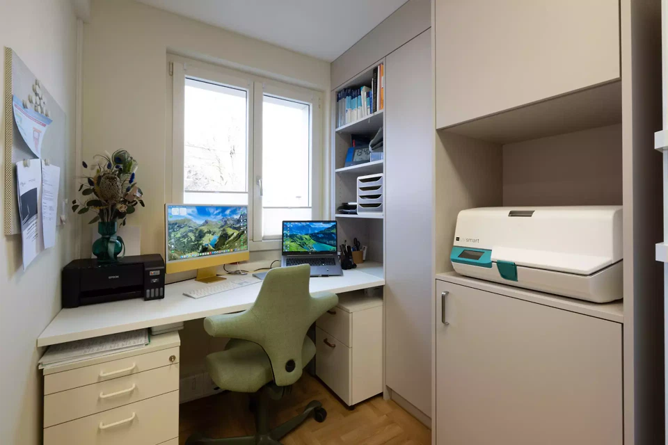 Untersuchungszimmer Arbeitsplatz Ärztin auf kleinstem Raum