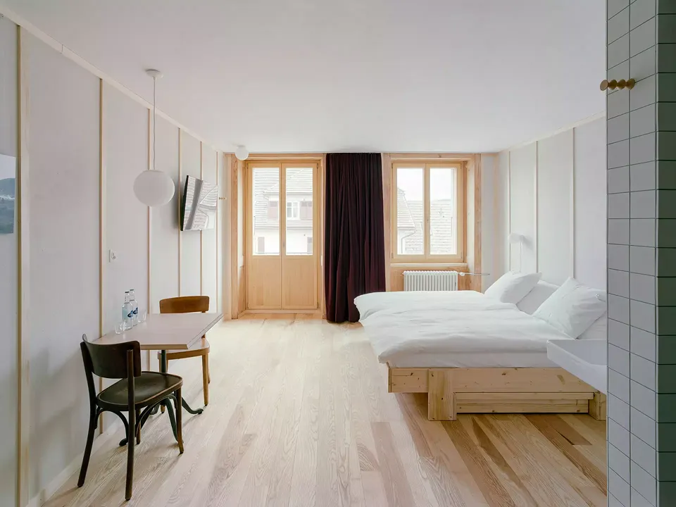 Chambre d'hôtel côté rue avec ses parois à couvre-joint et ses boiseries