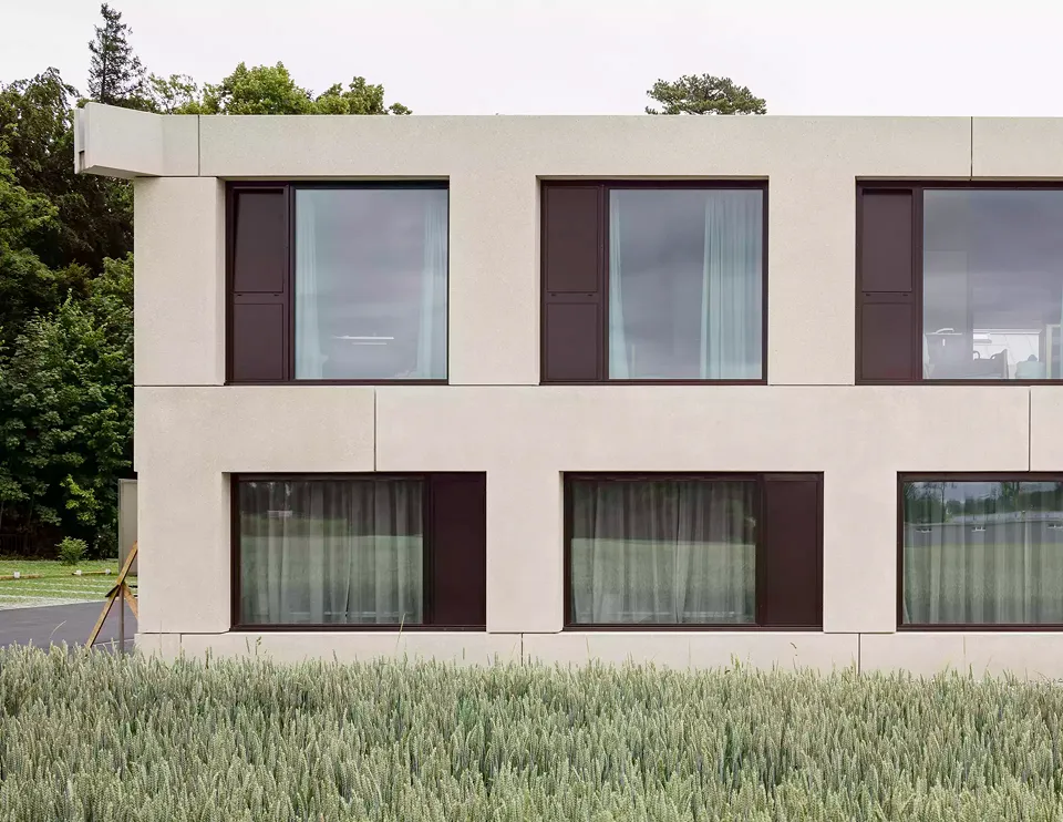 Insérées dans la structure, les grandes baies vitrées offrent de belles vues sur  la campagne environnante ou le village.