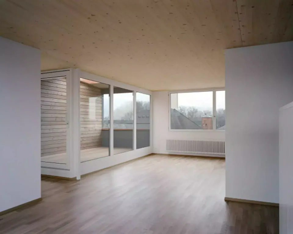 Neue Dachwohnung mit Loggia