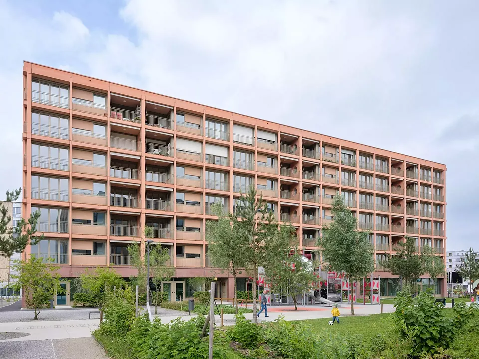 Blick entlang der Ostfassade