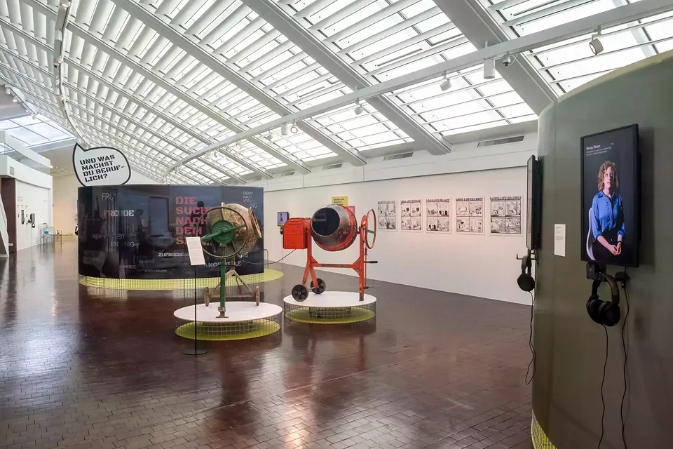 Kunstwerke wie diese beiden Betonmischer beleuchten das Thema Arbeit aus einer ungewohnten Perspektive. 