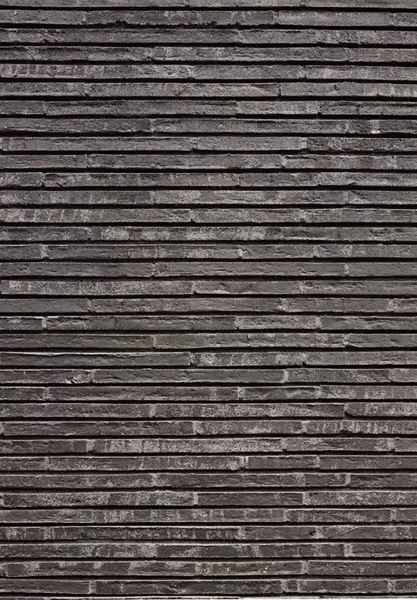 Länglicher, flacher Handformstein aus englischem Ton des dänischen Klinkerwerks Petersen Tegl © K&L Architekten