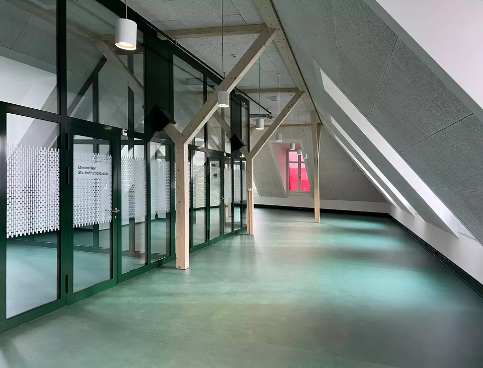Grossraumbüro im Dachgeschoss