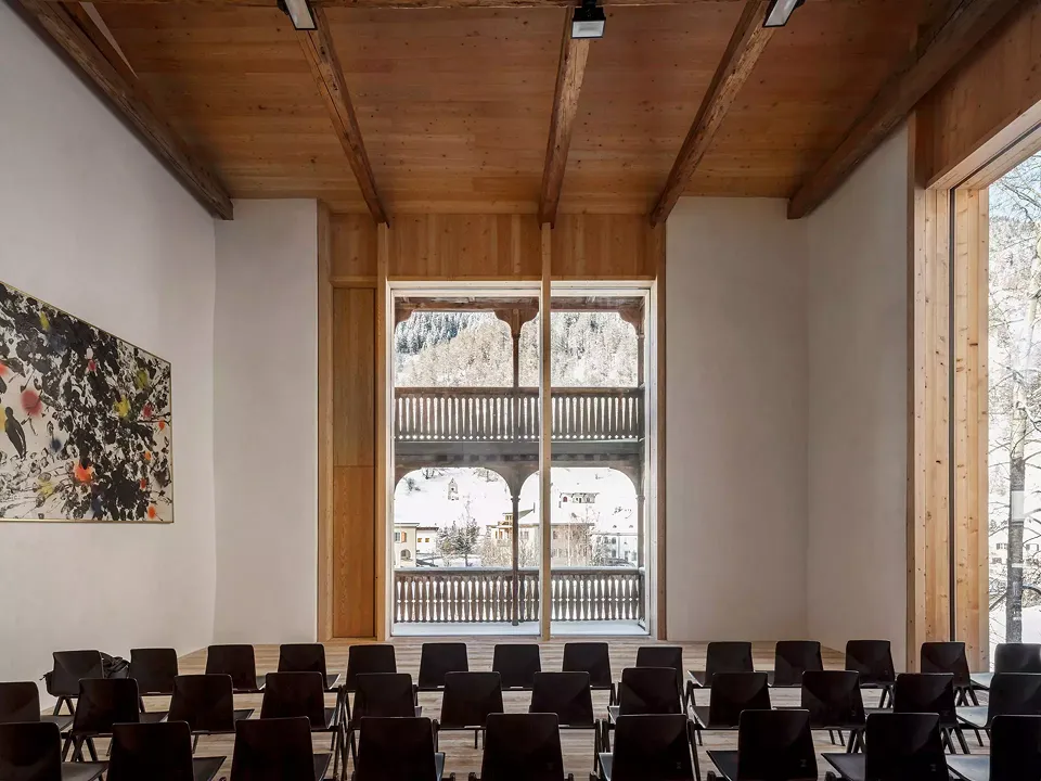 L’auditorium est orienté  vers l’Inn et accueille  diverses manifestations (conférences, récital musicaux, performance).  Il est illuminé par deux grandes baies vitrées  dont les dimensions témoignent de l’existence préalable d’un grenier.