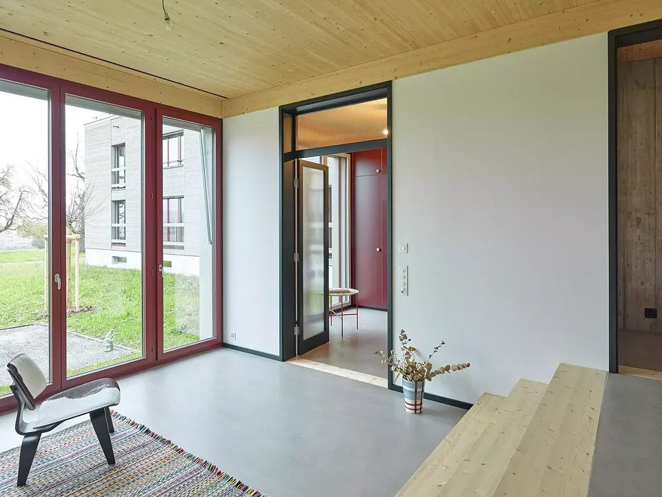 Für jedes Geschoss wurden spezifische Wohnungen entwickelt. Die Wohnungen im Erdgeschoss erhalten dank einem Höhenversatz im Wohnzimmer einen direkten Zugang zum Gartensitzplatz.
