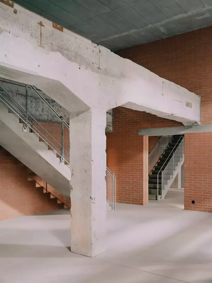 Comme les nouveaux  murs sont souvent placés  à côté de la structure primaire existante, celle-ci reste visible ou prend même un caractère sculptural à quelques endroits.