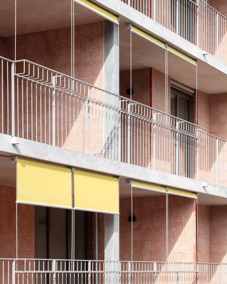 Loggien- und Brüstungsdetail mit Pflanzkästen