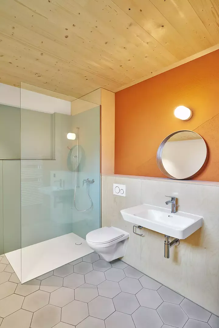 Im ehemaligen Treppenhaus wurden neue geräumige Badezimmer erstellt