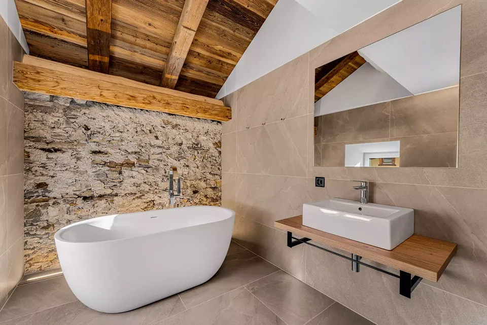Badezimmer mit originaler Nautrsteinmauer