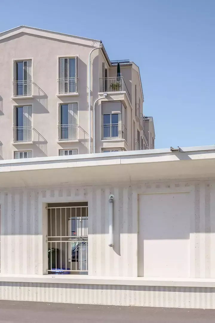 Fassadendetail Kalksteinbeton gestockt - glatt