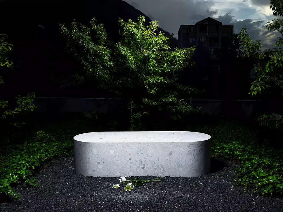 Signifikat und Signifikant: Die Bänke  aus gestrahltem Beton mit weisser Gesteinskörnung und Marmor aus dem Klostergarten laden zur ewigen Ruhe ein.