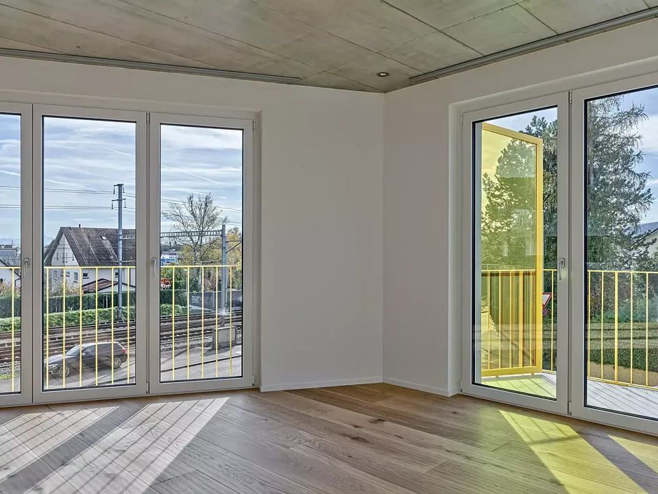 Zimmer mit Balkon und Schallschutzelement